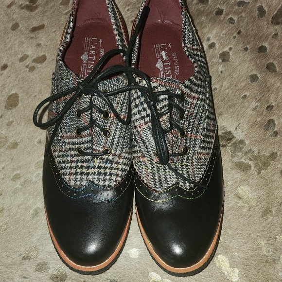 Stylish Plaid Flats with Black and Brown Accents - Picture 3 of 9